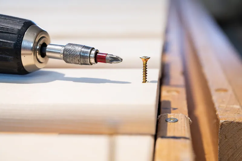 Detail skrutky a upevnenia laty k drevenému rámu roštu